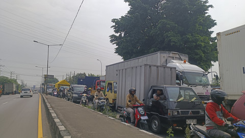 Lalu lintas menuju Surabaya macet total akibat demo sopir truk penolakan kebijakan Zero Over Dimension Over Load (ODOL) di Surabaya, Kamis (19/6/2025). Foto: Farusma Okta Verdian/kumparan