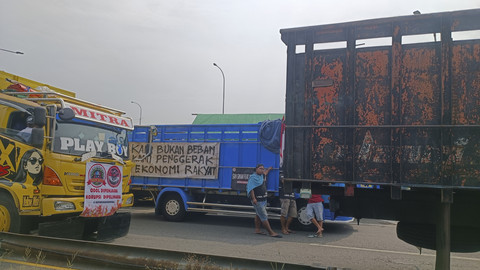 Lalu lintas menuju Surabaya macet total akibat demo sopir truk penolakan kebijakan Zero Over Dimension Over Load (ODOL) di Surabaya, Kamis (19/6/2025). Foto: Farusma Okta Verdian/kumparan