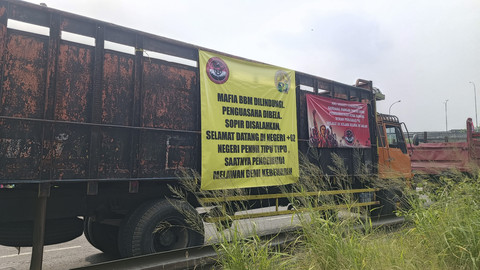 Lalu lintas menuju Surabaya macet total akibat demo sopir truk penolakan kebijakan Zero ODOL di Surabaya, Kamis (19/6/2025). Foto: Farusma Okta Verdian/kumparan