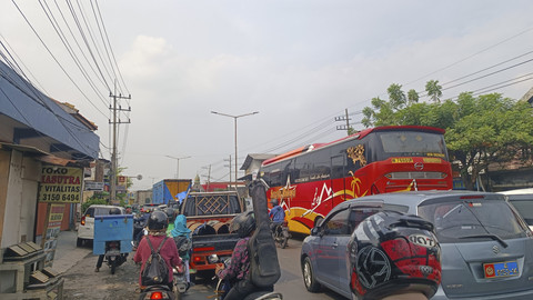 Lalu lintas menuju Surabaya macet total akibat demo sopir truk penolakan kebijakan Zero ODOL di Surabaya, Kamis (19/6/2025). Foto: Farusma Okta Verdian/kumparan