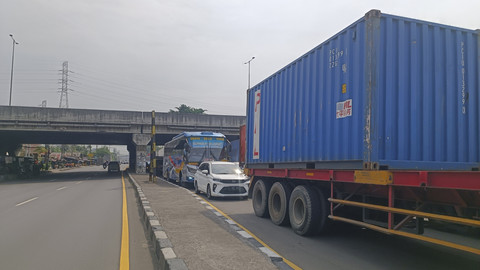 Lalu lintas menuju Surabaya macet total akibat demo sopir truk penolakan kebijakan Zero ODOL di Surabaya, Kamis (19/6/2025). Foto: Farusma Okta Verdian/kumparan