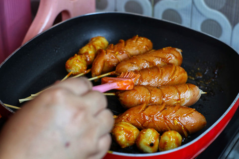 Ilustrasi daging olahan (bacon, sosis, daging asap). Foto: Athok.fadhlin/Shutterstock