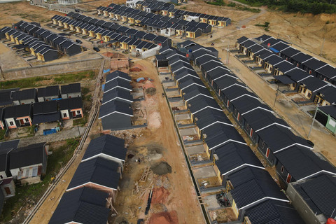 Foto udara deretan unit rumah subsidi di Kecamatan Puuwatu, Kendari, Sulawesi Tenggara, Kamis (19/6/2025). Foto: ANTARA FOTO/Andry Denisah