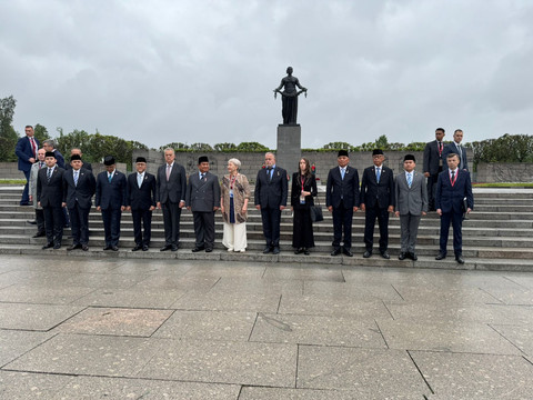 Presiden Prabowo Subianto bersama delegasi mengikuti prosesi peletakan karangan bunga di Piskaryovskoye Memorial Cemetery (tempat memorial) kejadian korban blokade Leningrad (1941-1944) di St. Petersburg, Rusia pada Kamis (19/6/2025). Foto: Luthfi Humam/kumparan