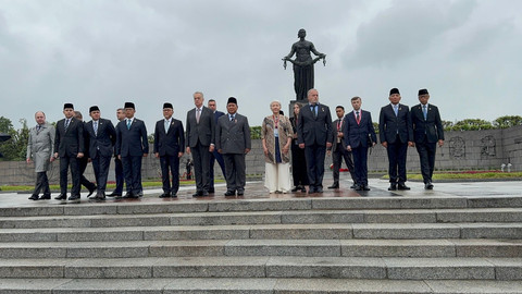 Presiden Prabowo Subianto bersama delegasi mengikuti prosesi peletakan karangan bunga di Piskaryovskoye Memorial Cemetery (tempat memorial) kejadian korban blokade Leningrad (1941-1944) di St. Petersburg, Rusia pada Kamis (19/6/2025). Foto: Luthfi Humam/kumparan