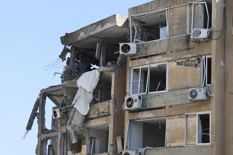 Suasana bangunan rumah sakit Soroka yang hancur akibat serangan Iran ke Israel di Tel Aviv, Israel, Kamis (19/6/2025). Foto: Jack Guez/AFP