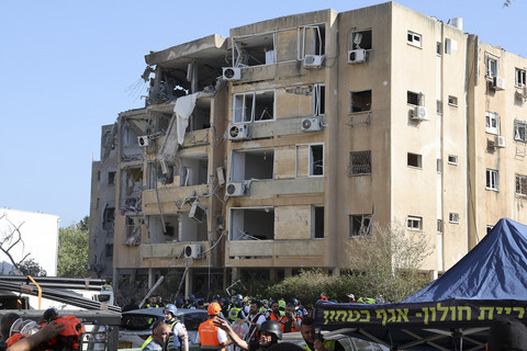 Suasana bangunan rumah sakit yang hancur akibat serangan Iran ke Israel di Tel Aviv, Israel, Kamis (19/6/2025). Foto: Jack Guez/AFP