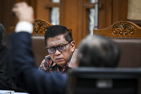 Terdakwa kasus dugaan perintangan penyidikan kasus korupsi Harun Masiku dan pemberian suap, Hasto Kristiyanto (kedua kanan) menjalani sidang lanjutan di Pengadilan Tipikor, Jakarta, Kamis (19/6/2025). Foto: Sulthony Hasanuddin/ANTARA FOTO