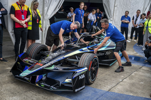 Ofisial mengeluarkan mobil balap listrik Formula E Gen3 Evo yang akan digunakan dalam ajang Formula E World Championship musim ke-11 di Jakarta International E-Prix Circuit (JIEC), Jakarta, Kamis (19/6/2025). Foto: Bayu Pratama S/ANTARA FOTO