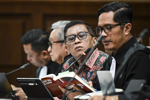 Terdakwa kasus dugaan perintangan penyidikan kasus korupsi Harun Masiku dan pemberian suap, Hasto Kristiyanto (kedua kanan) menjalani sidang lanjutan di Pengadilan Tipikor, Jakarta, Kamis (19/6/2025). Foto: Sulthony Hasanuddin/ANTARA FOTO 