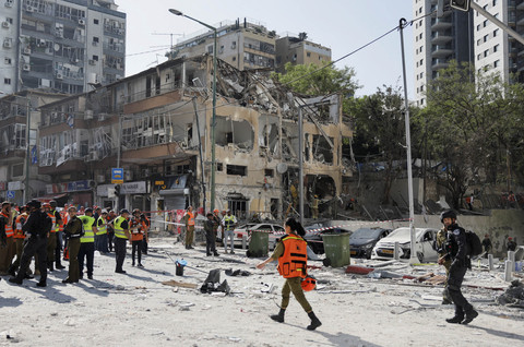 Petugas darurat bekerja di lokasi kejadian setelah serangan rudal dari Iran ke Israel, di Ramat Gan, Israel, Kamis (19/6/2025). Foto: Ammar Awad/REUTERS