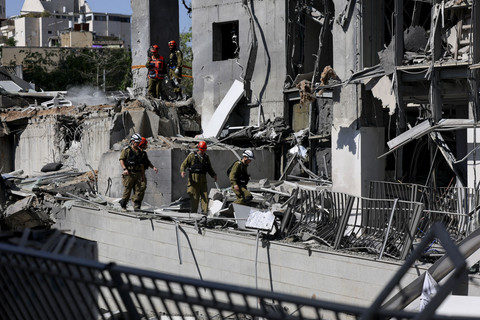 Petugas darurat bekerja di lokasi kejadian setelah serangan rudal dari Iran ke Israel, di Ramat Gan, Israel, Kamis (19/6/2025). Foto: Ammar Awad/REUTERS