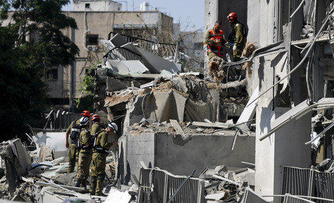 Petugas darurat bekerja di lokasi kejadian setelah serangan rudal dari Iran ke Israel, di Ramat Gan, Israel, Kamis (19/6/2025). Foto: Ammar Awad/REUTERS