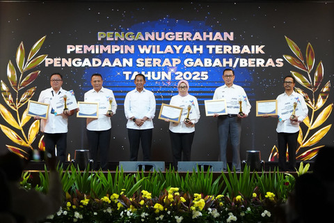 Penyerahan penghargaan untun insan BULOG dalam syukuran “58 Tahun Mengantarkan Kebaikan” di Gedung Serba Guna Oryza, Kantor Pusat Perum BULOG, Jakarta pada Rabu (18/6). Foto: Dok. Bulog
