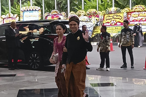 Dul Djaelani dan Tissa Biani dalam ngunduh mantu Al Ghazali dan Alyssa Daguise, JCC, Jakarta Pusat, Kamis (19/6/2025). Foto: Giovanni/kumparan 