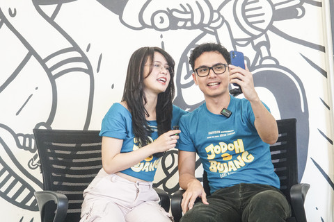 Pemeran film Jodoh 3 Jourdy Pranata dan Bujang Maizura menjawab pertanyaan wartawan saat berkunjung ke kumparan di Pasar Minggu, Jakarta, Senin (16/8/2025). Foto: Dicky Adam Sidiq/kumparan