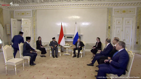 Presiden Putin terima Presiden Prabowo di Istana Konstantinovsky, st. Petersburg, Kamis (19/6/2025). Foto: YouTube/Sekretariat Presiden