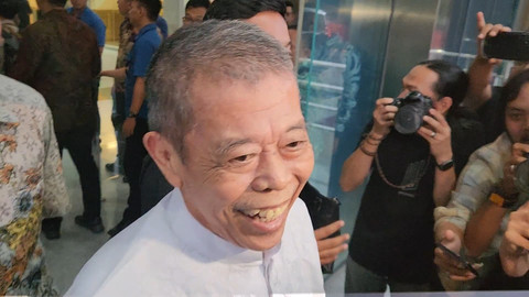 Mantan Ketua DPRD Jatim, Kusnadi, usai menjalani pemeriksaan di Gedung... </div>
<div class=