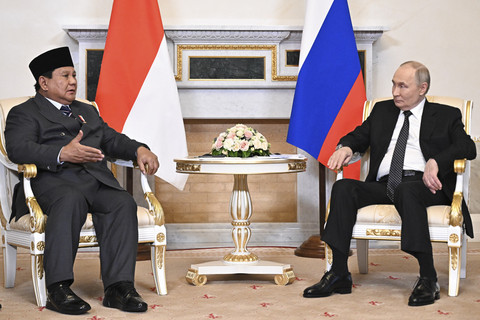 Pertemuan Presiden Prabowo Subianto dengan Presiden Rusia Vladimir Putin di Istana Konstantin, St Petersburg, Rusia pada Kamis (19/6/2025). Foto: Dok. Kantor Istana Konstantinovsky