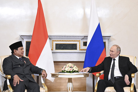 Pertemuan Presiden Prabowo Subianto dengan Presiden Rusia Vladimir Putin di Istana Konstantin, St Petersburg, Rusia pada Kamis (19/6/2025).  Foto: Dok. Kantor Istana Konstantinovsky