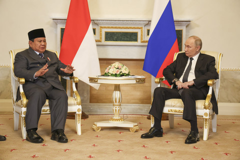 Pertemuan Presiden Prabowo Subianto dengan Presiden Rusia Vladimir Putin di Istana Konstantin, St Petersburg, Rusia pada Kamis (19/6/2025). Foto: Dok. Kantor Istana Konstantinovsky