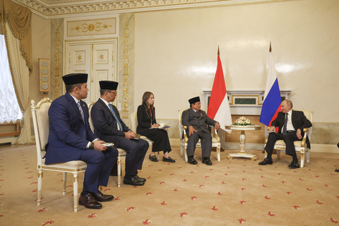 Pertemuan Presiden Prabowo Subianto dengan Presiden Rusia Vladimir Putin di Istana Konstantin, St Petersburg, Rusia pada Kamis (19/6/2025).  Foto: Dok. Kantor Istana Konstantinovsky