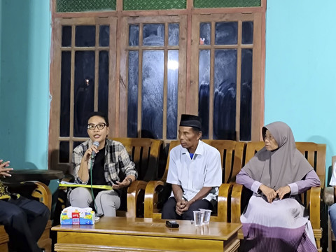 Mbah Tupon (berpeci) bersama kuasa hukumnya Sukiratnasari (kemeja motif kotak-kotak) di kediaman Mbah Tupon di Kasihan, Kabupaten Bantul, Kamis (19/6/2025). Foto: Arfiansyah Panji Purnandaru/kumparan