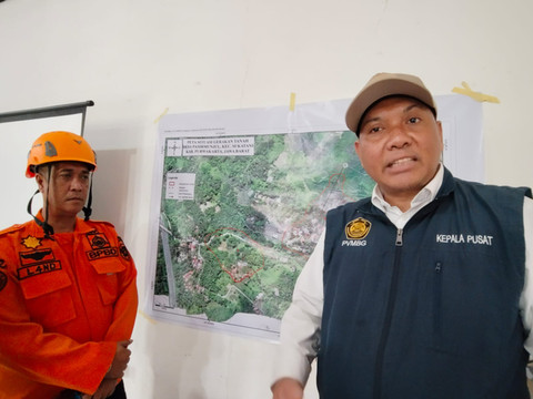 Kepala PVMBG, Hadi Wijaya (kanan), didampingi Kepala BPBD Purwakarta, Heryadi Erland. Dok. kumparan