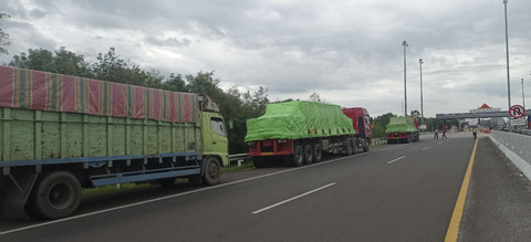Sidak truk ODOL yang digelar PT Hutama Karya (HK) Regional Sumbagsel di Gerbang Tol Indralaya, Ogan Ilir, Rabu (18/6/2025) Foto: kumparan