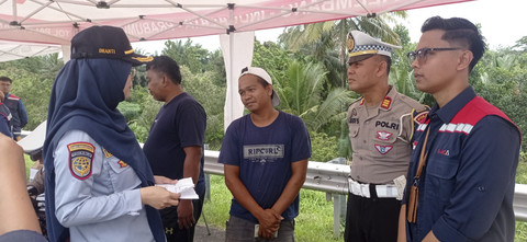 Sidak truk ODOL yang digelar PT Hutama Karya (HK) Regional Sumbagsel di Gerbang Tol Indralaya, Ogan Ilir, Rabu (18/6/2025) Foto: kumparan