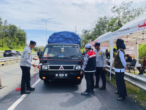 Operasi mendadak truk Over Dimension Over Load (ODOL) hari kedua yang digelar PT Hutama Karya (HK) Regional Sumbagsel di Gerbang Tol Prabumulih, Kamis (19/6/2025). Foto: kumparan