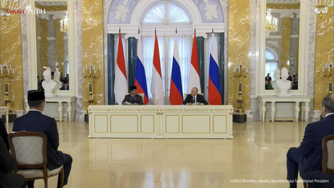 Join statement Presiden Prabowo Subianto dan Presiden Rusia Vladimir Putin usai pertemuan tatap muka di Istana Konstantin, St. Petersburg, Rusia pada Kamis (19/6/2025). Foto: YouTube/Sekretariat Presiden