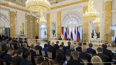 Join statement Presiden Prabowo Subianto dan Presiden Rusia Vladimir Putin usai pertemuan tatap muka di Istana Konstantin, St. Petersburg, Rusia pada Kamis (19/6/2025). Foto: YouTube/Sekretariat Presiden