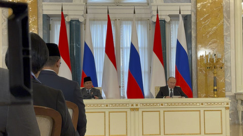 Join statement Presiden Prabowo Subianto dan Presiden Rusia Vladimir Putin usai pertemuan tatap muka di Istana Konstantin, St. Petersburg, Rusia pada Kamis (19/6/2025). Foto: Luthfi Humam/kumparan