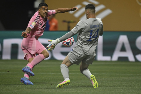 Pemain Inter Miami Luis Suarez menendang bola ke arah gawang FC Porto yang dijaga kiper Claudio Ramos dalam pertandingan Piala Dunia Antarklub 2025 grup A di Stadion Mercedes Benz, Atalanta, Amerika Serikat, Kamis (19/6/2025). Foto: Federico Parra/AFP
