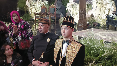 Ahmad Dhani dan Al Ghazali saat resepsi pernikahan Al Ghazali dan Alyssa Daguise di Jakarta International Convention Center (JICC), Senayan, Jakarta, Kamis (19/6/2025). Foto: Giovanni/kumparan