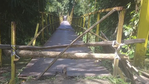 Jembatan penghubung dua desa di Kecamatan Leles, Cianjur, yang ditutup karena kondisinya sudah rapuh membahayakan. Foto: Istimewa