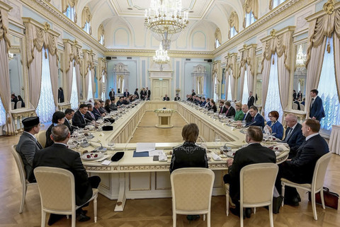 Join statement Presiden Prabowo Subianto dan Presiden Rusia Vladimir Putin usai pertemuan tatap muka di Istana Konstantin, St. Petersburg, Rusia pada Kamis (19/6/2025). Foto: Instagram/ @presidenrepublikindonesia