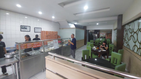 Suasana restoran Ayam Goreng Widuran Solo, Jumat (20/6/2025). Foto: kumparan