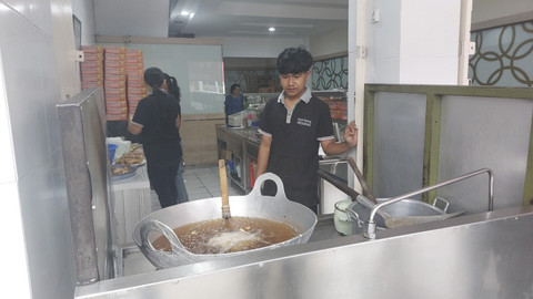 Suasana restoran Ayam Goreng Widuran Solo, Jumat (20/6/2025). Foto: kumparan