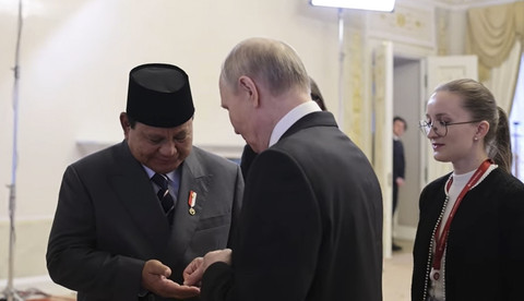 Presiden RI Prabowo Subianto dan Presprabowo bertemu putiniden Rusia Vladimir Putin bertukar cenderamata usai pertemuan bilateral di St Petersburg Rusia. Foto: Youtube/ Sekertariat Presiden