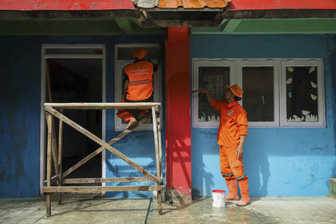 Sejumlah petugas gabungan membersihkan fasilitas di Rusunami Bidara Cina, Cawang, Jakarta, Jumat (20/6/2025). Foto: Iqbal Firdaus/kumparan