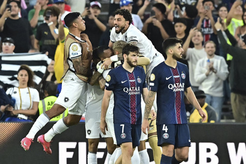 Sejumlah pemain Botafogo berselebrasi usai rekan setimnya Igor Jesus mencetak gol ke gawang Paris Saint-Germain pada pertandingan Piala Dunia Antarklub 2025 grup B di di Stadion Rose Bowl, California, Amerika Serikat, Kamis (19/6/2025). Foto: Frederic J. Brown/AFP