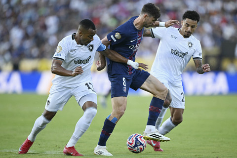 Pemain Paris Saint-Germian Fabian Ruiz berebut bola dengan dua pemain Botafogo Marlon Freitas dan Gregore pada pertandingan Piala Dunia Antarklub 2025 grup B di di Stadion Rose Bowl, California, Amerika Serikat, Kamis (19/6/2025). Foto: Yuri Cortez/AFP