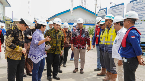 CEO Pertamina International Shipping Surya Tri Harto (ketiga dari kiri) didampingi CEO PT PAL Indonesia Kaharuddin Djenod (kiri) dan CEO PT PAL Indonesia Kaharuddin Djenod (kelima dari kanan) pada peninjauan fasilitas produksi PT PAL Indonesia di Surabaya, pada Rabu (18/6). Foto: Dok. Pertamina