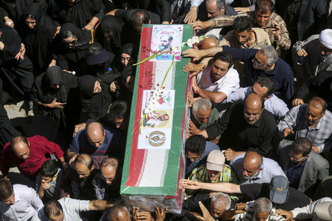 Sejumlah warga Iran mengangkat peti jenazah yang tewas akibat serangan Israel ke Iran di Qazvin, Iran, Kamis (19/6/2025). Foto: WANA (West Asia News Agency) via REUTERS