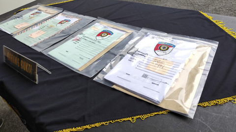 Polda DIY menampilkan barang bukti kasus mafia tanah dengan korban Mbah Tupon, Jumat (20/6/2025). Foto: Arfiansyah Panji Purnandaru/kumparan