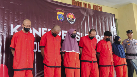 Polda DIY menampilkan 6 dari 7 tersangka kasus mafia tanah dengan korban Mbah Tupon, Jumat (20/6/2025). Foto: Arfiansyah Panji Purnandaru/kumparan