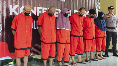 Polda DIY menampilkan 6 dari 7 tersangka kasus mafia tanah dengan korban Mbah Tupon, Jumat (20/6/2025). Foto: Arfiansyah Panji Purnandaru/kumparan