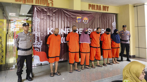 Polda DIY menampilkan 6 dari 7 tersangka kasus mafia tanah dengan korban Mbah Tupon, Jumat (20/6/2025). Foto: Arfiansyah Panji Purnandaru/kumparan